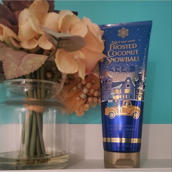Frosted Coconut Snowball Body Cream- Bath & Body Works - Picture 2 of 5